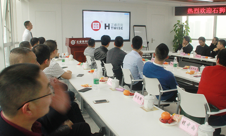 石獅市服裝產(chǎn)業(yè)聯(lián)盟、石獅市染整同業(yè)公會來我司參訪交流并赴標(biāo)桿項目德永佳參觀學(xué)習(xí)