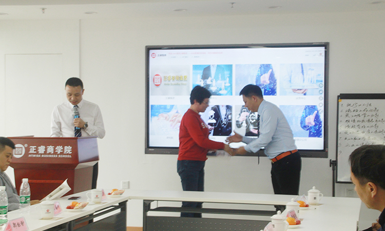 石獅市服裝產(chǎn)業(yè)聯(lián)盟、石獅市染整同業(yè)公會來我司參訪交流并赴標(biāo)桿項目德永佳參觀學(xué)習(xí)