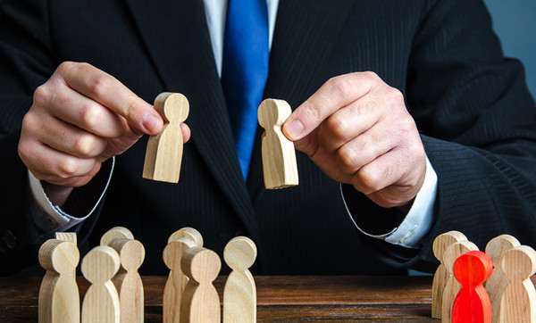 如何根據(jù)行業(yè)和市場狀況進行薪酬調整？