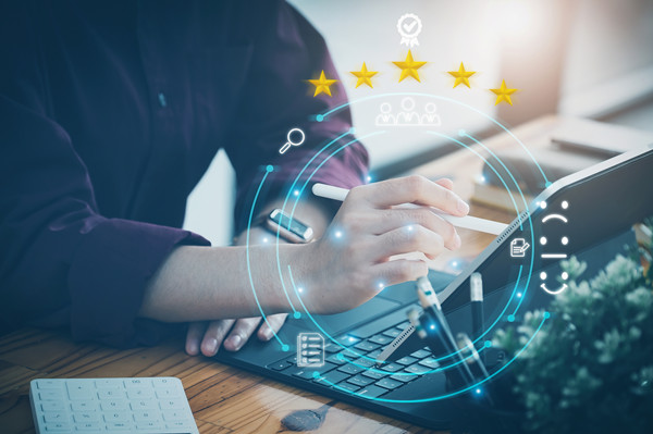 如何根據(jù)行業(yè)和市場(chǎng)狀況進(jìn)行薪酬調(diào)整？