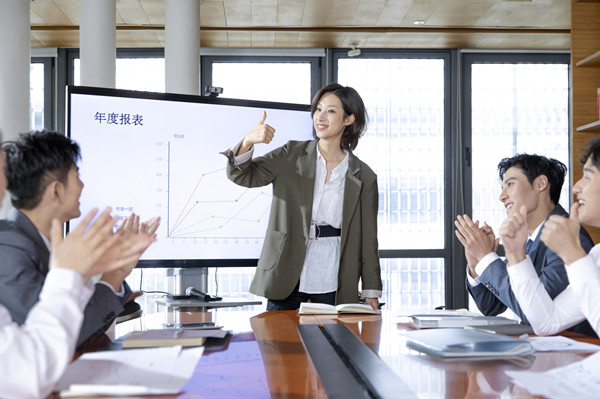 績(jī)效反饋：及時(shí)給予員工反饋，幫助員工提升