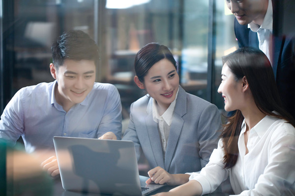 績(jī)效反饋：及時(shí)給予員工反饋，幫助員工提升