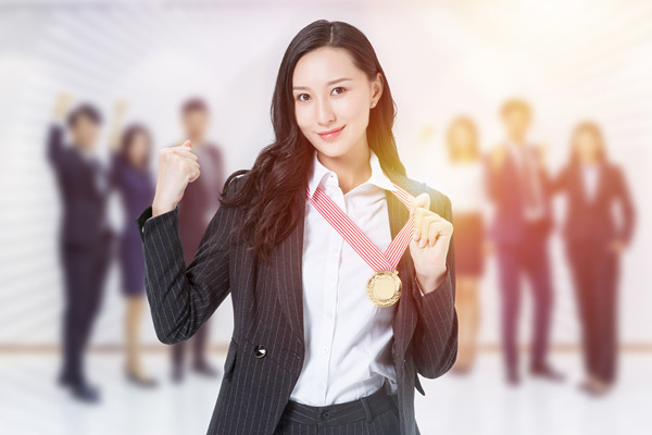 績(jī)效考核：評(píng)估員工成果，為晉升和獎(jiǎng)懲提供依據(jù)