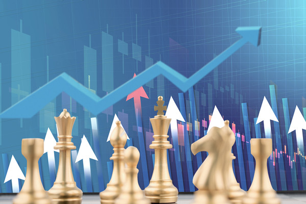 全面評估戰(zhàn)略風(fēng)險(xiǎn)，及時(shí)調(diào)整戰(zhàn)略方向