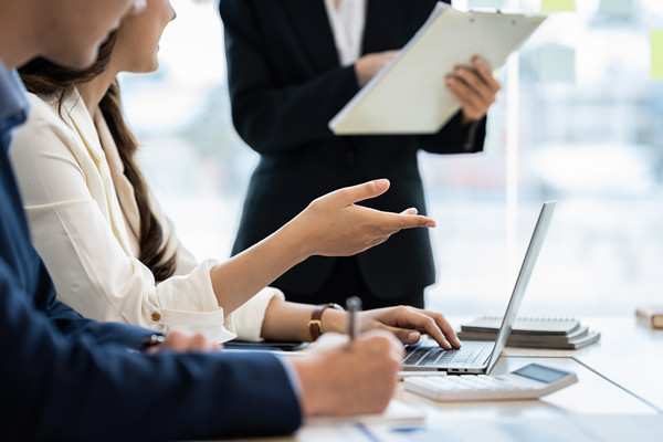 集團(tuán)如何建立和維護(hù)與戰(zhàn)略合作伙伴的關(guān)系？