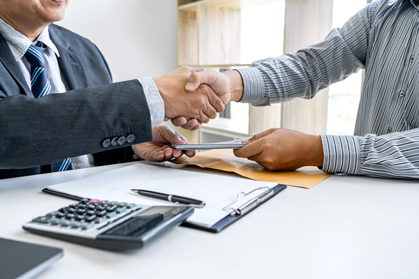 員工薪酬的確定與評(píng)估：公平、激勵(lì)與績(jī)效的結(jié)合