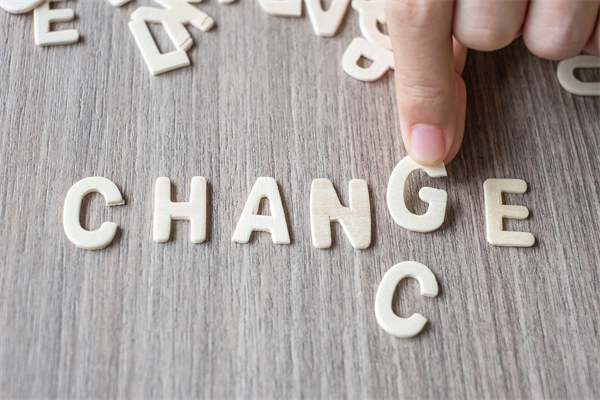 創(chuàng)新企業(yè)管理模式，引領(lǐng)行業(yè)變革，塑造品牌力量