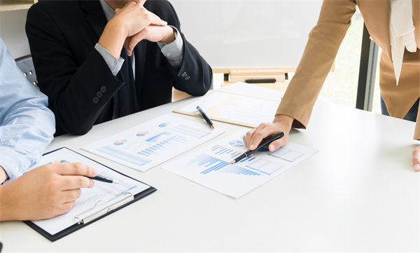 領導力發(fā)展與績效管理：培養(yǎng)領導力，推動組織成功