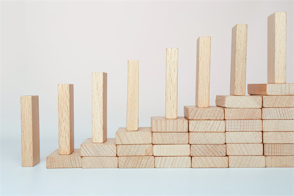 精心制定經(jīng)營(yíng)策略，確保企業(yè)穩(wěn)健發(fā)展，實(shí)現(xiàn)長(zhǎng)期盈利