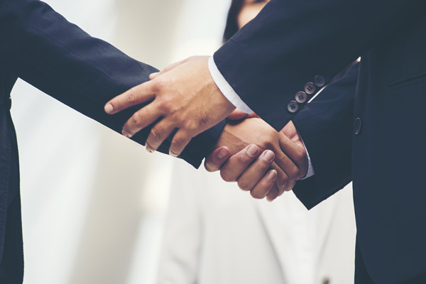 面對(duì)人才流失，企業(yè)應(yīng)采取哪些策略留住關(guān)鍵員工？