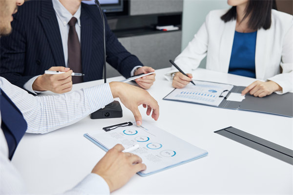 績效管理中，如何有效反饋以促進(jìn)員工持續(xù)改進(jìn)與成長？