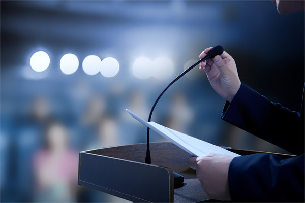 績效管理中，如何有效反饋以促進員工持續(xù)改進與成長？