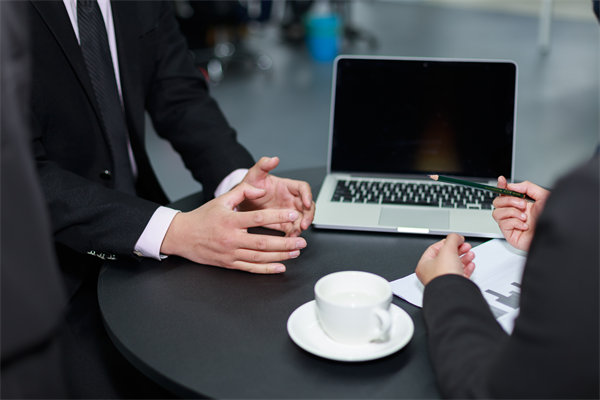 如何實施360度績效評估，確保反饋全面且客觀？