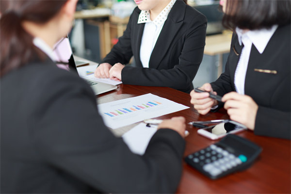 初創(chuàng)企業(yè)如何設(shè)定合理的薪酬策略吸引人才？