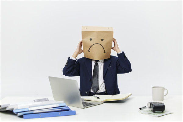 組織變革中，如何管理員工情緒與阻力，確保平穩(wěn)過(guò)渡？