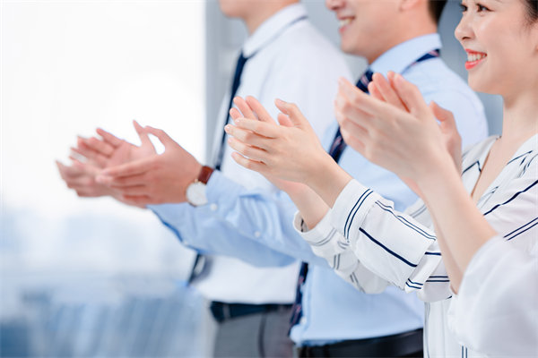 組織變革中，如何管理員工情緒與阻力，確保平穩(wěn)過渡？