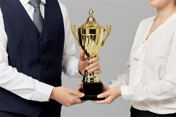 如何有效招聘并留住頂尖人才，提升團隊競爭力？