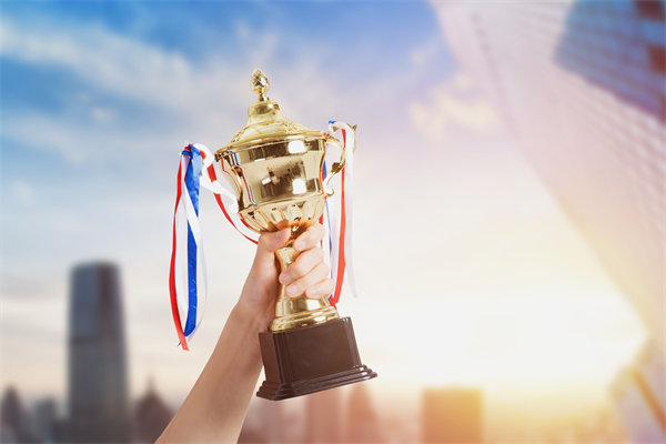 面對(duì)經(jīng)濟(jì)波動(dòng)，企業(yè)應(yīng)該如何靈活調(diào)整薪酬策略？