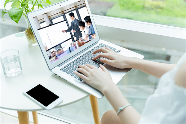 遠(yuǎn)程工作模式下，如何確保員工效率與團(tuán)隊(duì)凝聚力？