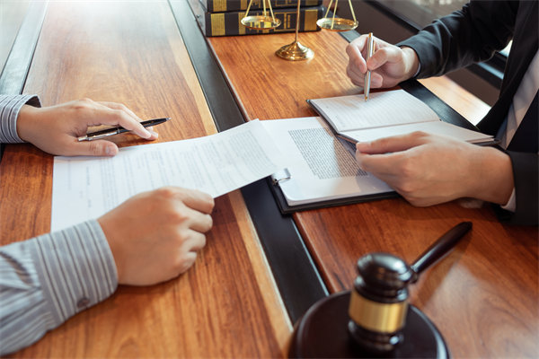 在變革中，如何有效管理組織內(nèi)部的沖突與不確定性？