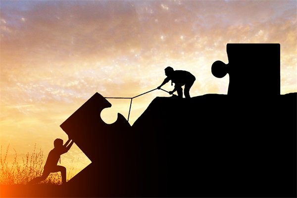 年度經(jīng)營計劃實施中，如何確保各部門協(xié)同一致？