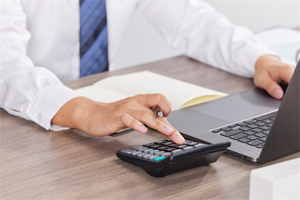 如何建立高效預(yù)警系統(tǒng)，及時應(yīng)對預(yù)算超支風(fēng)險？