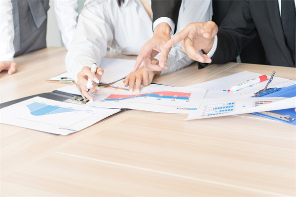 年度經(jīng)營計劃中的員工培訓與發(fā)展計劃如何設計？