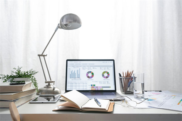 在遠程工作模式下，如何有效監(jiān)控與評估員工績效？