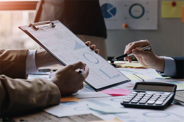 制定年度預(yù)算時，如何兼顧創(chuàng)新投入與成本控制？