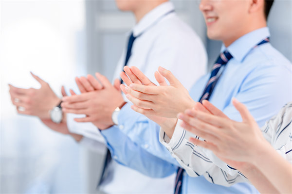 面對(duì)人才流失問題，企業(yè)應(yīng)如何改進(jìn)人力資源策略？