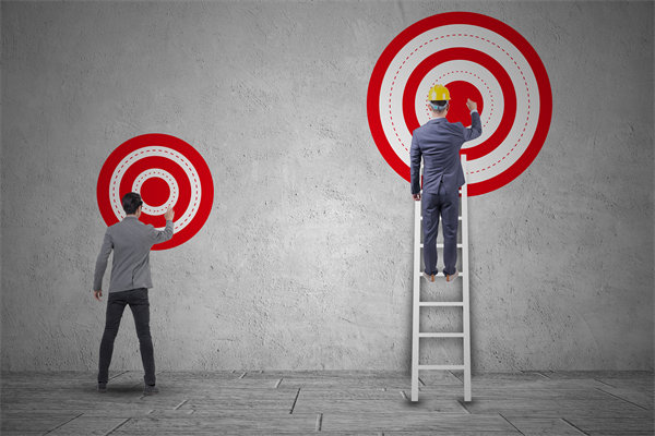 在薪酬體系構(gòu)建時，如何確保公平性，同時滿足員工期望？