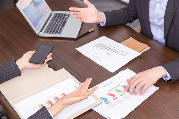 市場環(huán)境突變時，企業(yè)如何靈活調(diào)整預(yù)算策略以應(yīng)對？