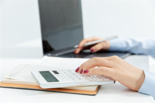 市場環(huán)境突變時，企業(yè)如何靈活調(diào)整預(yù)算策略以應(yīng)對？