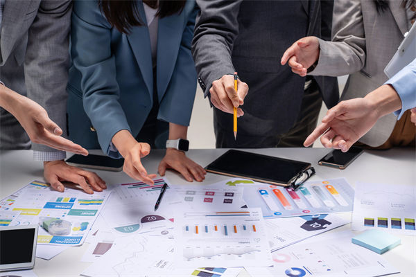 在跨部門預(yù)算協(xié)調(diào)中，如何克服溝通障礙，達(dá)成共識(shí)？