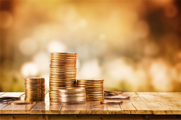 在制定企業(yè)戰(zhàn)略規(guī)劃時，如何平衡短期與長期目標(biāo)？