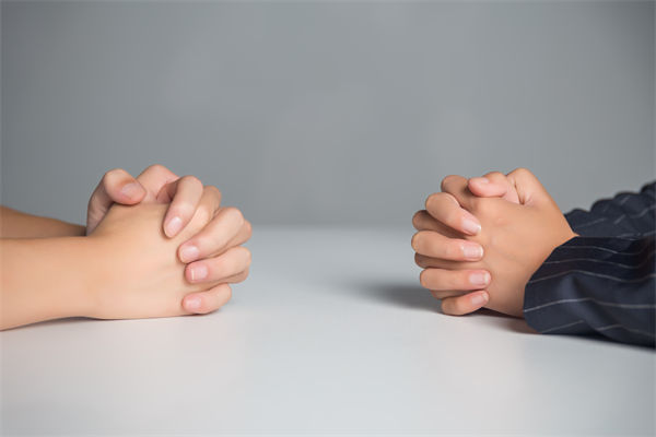 在薪酬談判中，如何把握員工的心理預(yù)期和企業(yè)底線(xiàn)？