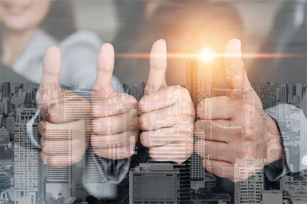 薪酬管理中，如何考慮員工個(gè)人發(fā)展，實(shí)現(xiàn)長(zhǎng)期激勵(lì)？