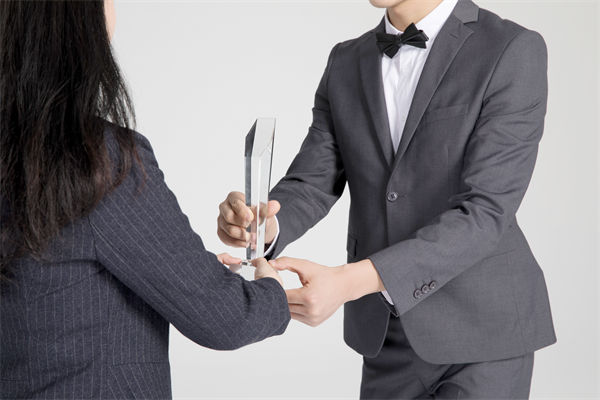 績(jī)效管理中，如何激勵(lì)優(yōu)秀員工，又幫助其提升？