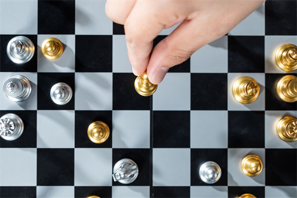 如何有效制定并執(zhí)行長(zhǎng)期戰(zhàn)略計(jì)劃以適應(yīng)市場(chǎng)變化？