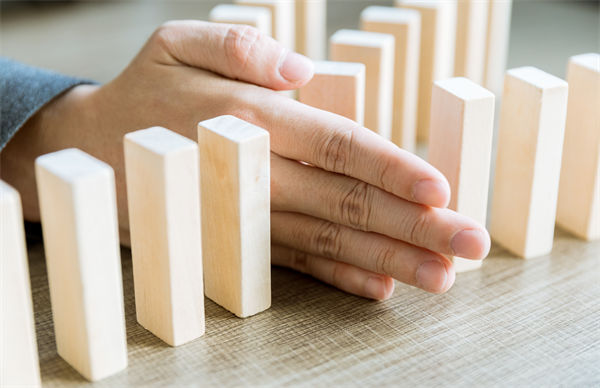 在年度經(jīng)營計劃中，如何有效識別并應(yīng)對潛在風(fēng)險？