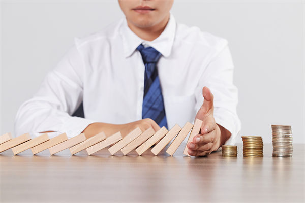 在年度經(jīng)營計(jì)劃中，如何有效識別并應(yīng)對潛在風(fēng)險(xiǎn)？