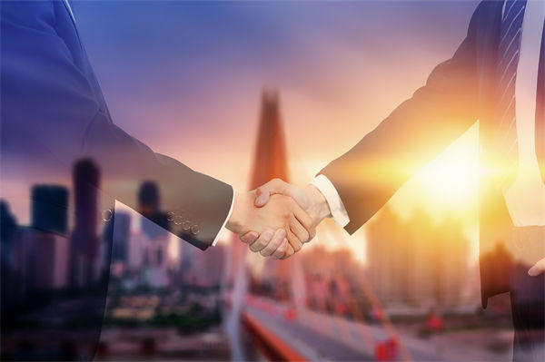 品牌戰(zhàn)略管理中，如何有效應(yīng)對市場變化與消費者需求？