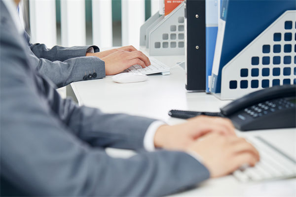 在組織變革中，如何確保員工順利過渡并減少負(fù)面影響？