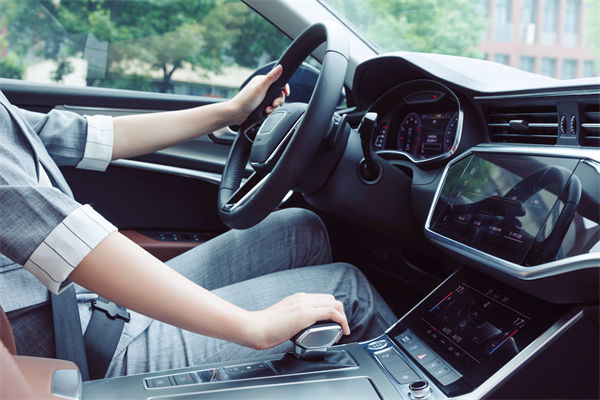 女子工資4600每天花近百元通勤上班，人力資源怎么看？