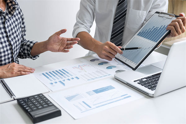 在滾動預(yù)算模式下，如何確保預(yù)算的連續(xù)性和前瞻性？