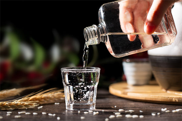 白酒遇冷，集體“降度”，關(guān)聯(lián)企業(yè)有何營銷啟示？